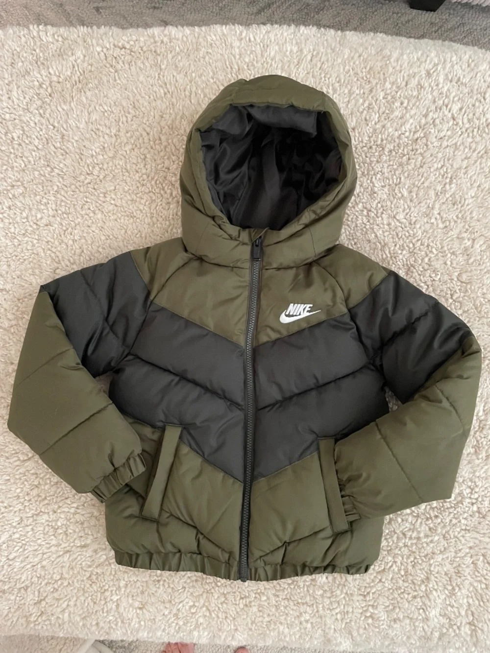 NWOT ~ Nike Kids Puffer Jacket ~Size 6-7